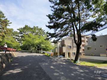 すぐ西側を夙川が流れており、河川敷には夙川オアシスロード、公園が整備されています。