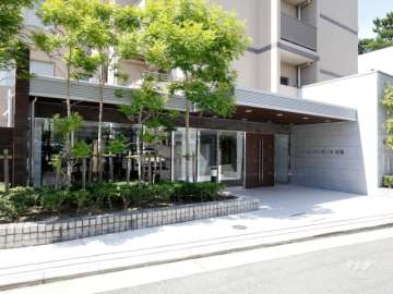 エントランス前には植栽スペースが設けられています。