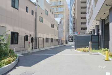 駐車場の出入り口（ロボットゲート付き）　