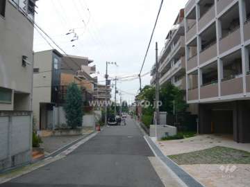 周辺は一戸建てとマンションが混在する静かな住宅地です。
