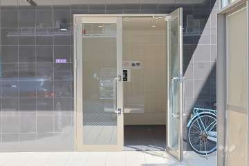 エントランスはオートロック付きです。