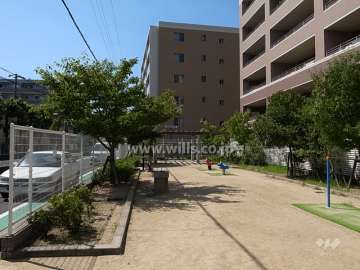 東へ徒歩1分の場所に「野間南公園」があります。