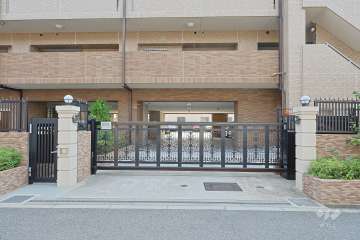 駐車場の出入り口（ゲート付き）