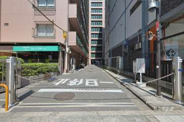 駐車場の出入り口（リングシャッター付き）