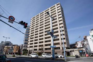 リーガル福島駅前の外観（東側から）