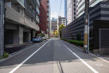 敷地南側の前面道路（東側から）