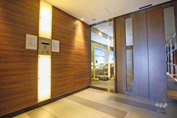 エントランスはオートロック付きです。