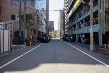 敷地南側の前面道路(東側から)