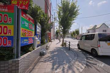 敷地北西側の前面道路（北東側から）