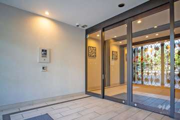 エントランスはオートロック付きです。