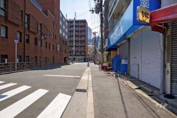 敷地南東側の前面道路（北東側から）