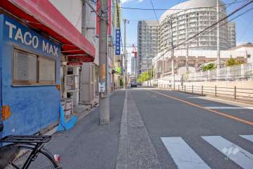 敷地東側の前面道路（南側から）