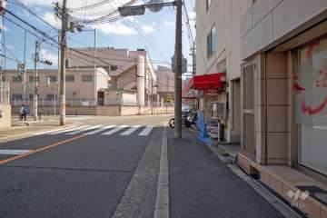 敷地東側の前面道路（北側から）