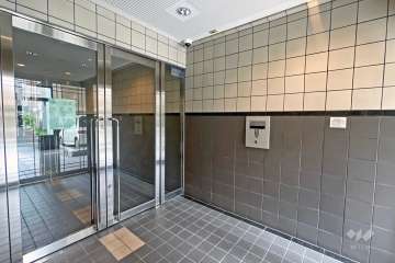 エントランスはオートロック付きです。