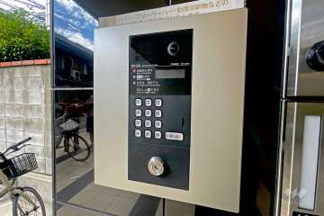 エントランスはオートロック付きです。