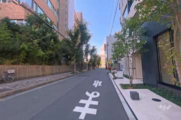 敷地東側の前面道路（北側から）