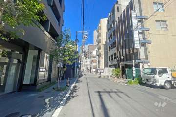 敷地北側の前面道路(東側から）