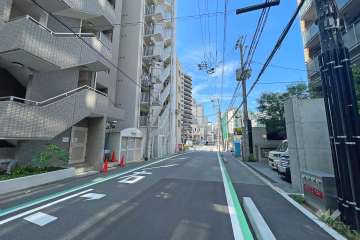 敷地南西側の前面道路（南東側から）