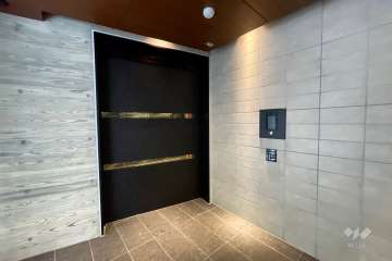 エントランスはオートロック付きです。