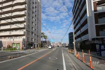 敷地南東側の前面道路（南側から）