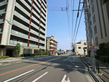 敷地西側の前面道路（二車線のバス通り。目の前にバス停があります。）