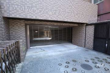 駐車場の出入り口（ロボットゲート付き）