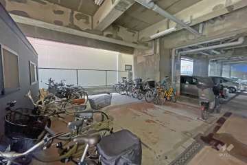 屋内に設けられた駐輪場