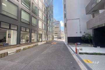 敷地東側の前面道路（北側から）