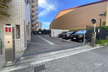 駐車場の出入り口(ロボットゲート付き)・敷地内駐車場（屋外機械式）