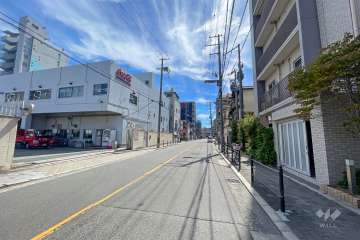 敷地東側の前面道路（北側から）
