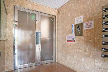 エントランスはオートロック付きです。