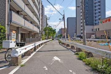 敷地西側の前面道路