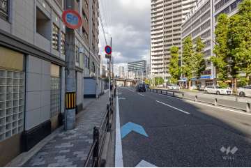 敷地の南東側前面道路（南西側から）