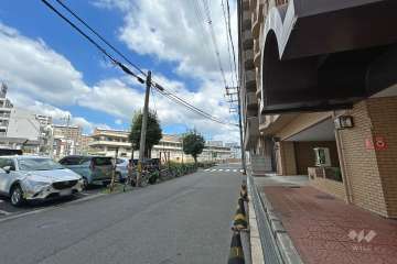 敷地北西側の前面道路（南西側から）