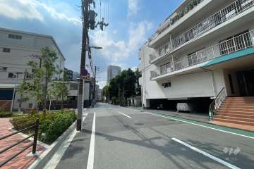 敷地東側の前面道路（北側から）