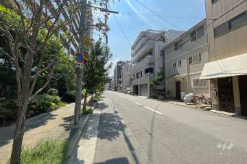 敷地西側の前面道路