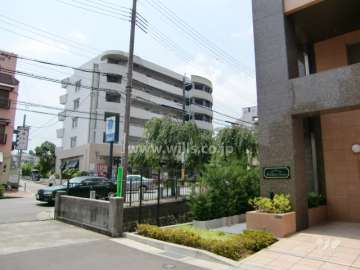 マンション南側には道を挟んで、いかりスーパーがあります。