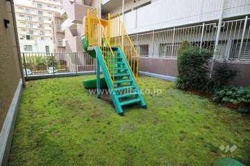 敷地内駐車場。出入り口はリングシャッター付きです。