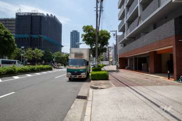 敷地東側の前面道路（北側から）
