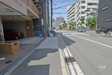 敷地東側の前面道路（南側から）