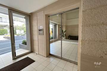 エントランスはオートロック付きです。