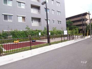 西側には公園があります。