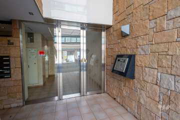 エントランスはオートロック付きです。　