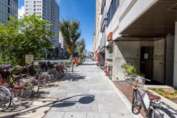 敷地の南側前面道路（東側から）