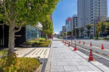 敷地の南側前面道路は国道一号線です（西側から）。