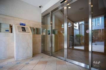 エントランスはオートロック付きです。