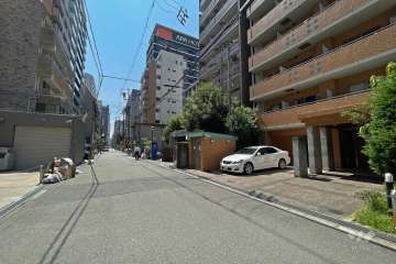 敷地東側の前面道路（北側から）