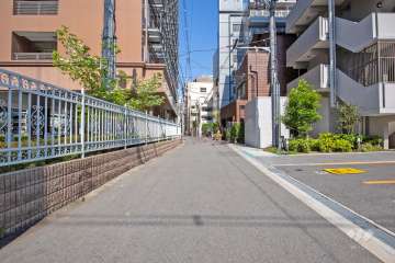 敷地北側の前面道路