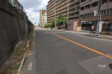敷地西側の前面道路
