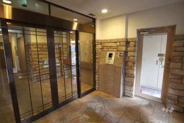 エントランスはオートロック付きです。